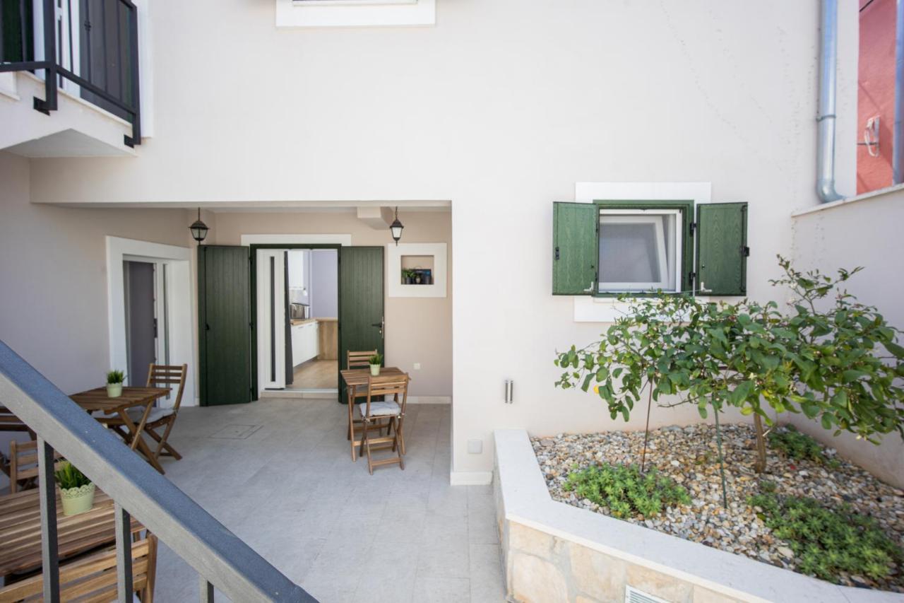 Zlatin Dvor - Apartments For 3, Terrace, Trogir Center, Beach At 5-Min, Bike Friendly Exterior foto