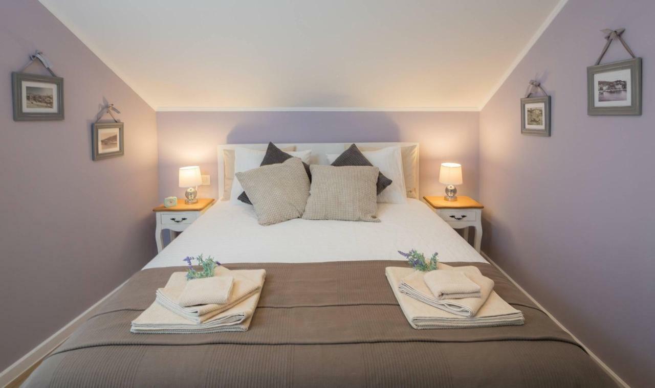 Zlatin Dvor - Apartments For 3, Terrace, Trogir Center, Beach At 5-Min, Bike Friendly Exterior foto