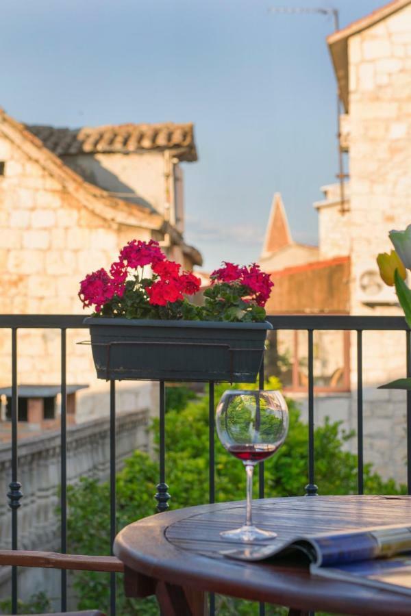 Zlatin Dvor - Apartments For 3, Terrace, Trogir Center, Beach At 5-Min, Bike Friendly Exterior foto